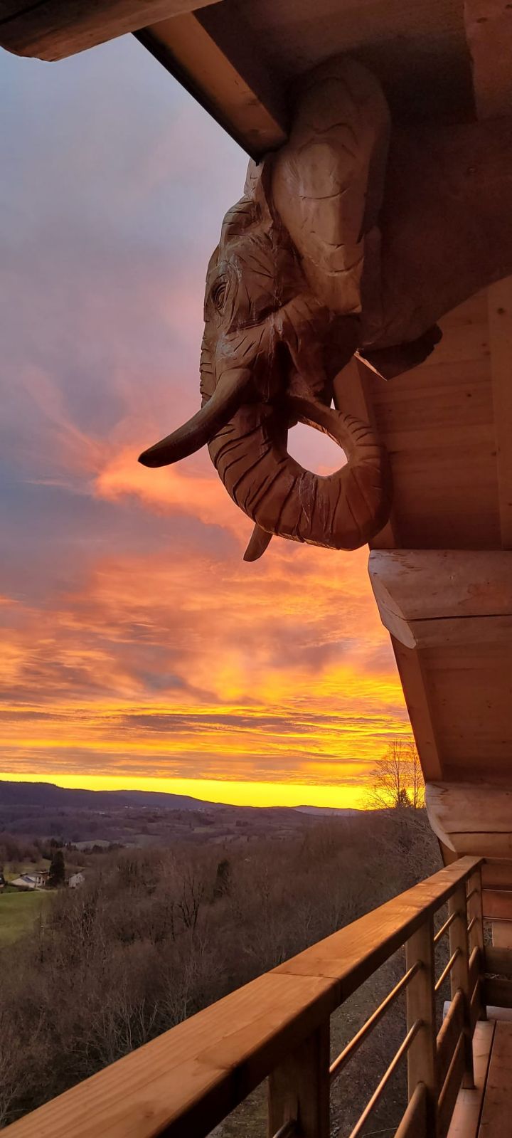 Sculpture d'éléphant sous le pignon au coucher du soleil